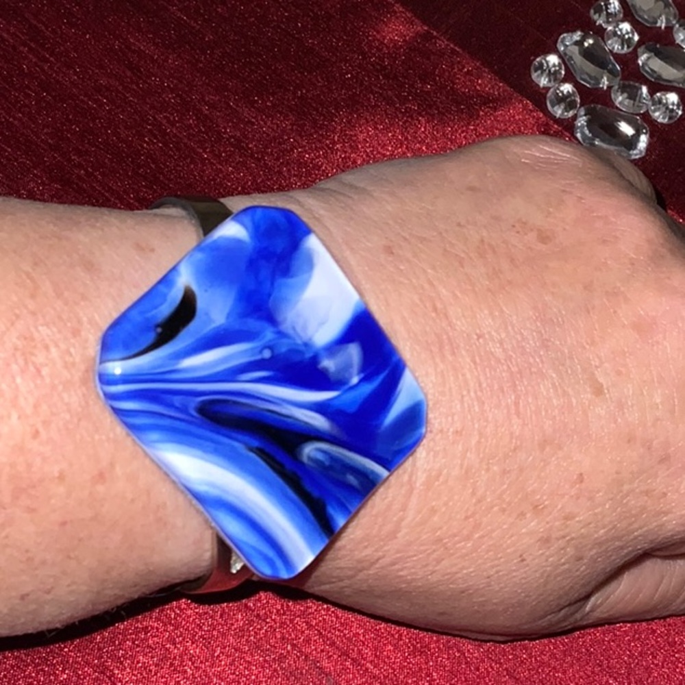 6/$20 Gorgeous Glass bracelet